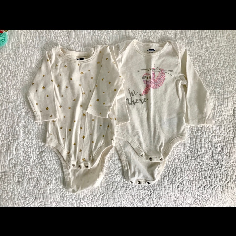 Set of 2 Old Navy Long sleeve bodysuits. 18-24 mo